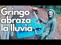 Gringo abraza la lluvia