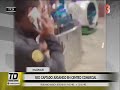 video muestra a un reo jugando en un centro comercial mientras es custodiado