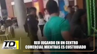 Video muestra a un reo jugando en un centro comercial mientras es custodiado