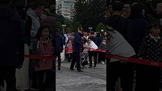 🇹🇼 空軍儀隊 便衣 引導遊客移動至兩側 禮兵長即將出發去降旗丨中正紀念堂丨20250202 #空軍儀隊 #禮兵降旗典禮 #中華民國三軍儀隊