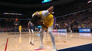Anthony Davis winces in pain with apparent back injury | NBA on ESPN