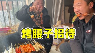 老夏带瓶好酒，胖龙烤腰子款待，烤的肥外焦里嫩，老夏吃嗨了【胖龙的小生活】