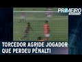 GO: torcedor invade campo e agride jogador que perdeu pênalti | Primeiro Impacto (06/03/23)