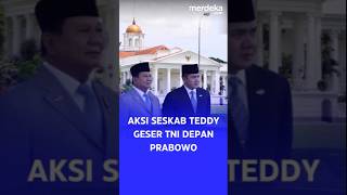 Aksi Seskab Teddy Geser TNI Depan Presiden Prabowo #merdekadotcom #viralvideo #prabowo