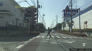 横断歩道で一時停止　歩行者の後に親子連れの自転車