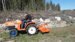 Kubota B1500 4WD traktori + maanmuokkain