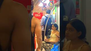 Girls reaction on shirtless bodybuilder in Mumbai metro Train 😱😂 #girlreaction #publicreaction