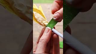 Making paper daffodils #papercraft #paperflower #crafts #crepepaperflower #daffodils #artandcraft