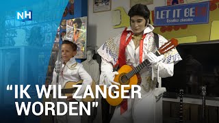 Levi (8) steelt show met Elvis-robot: \