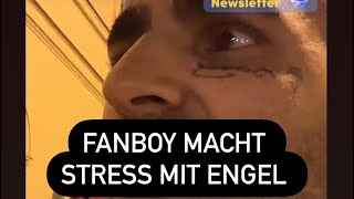 Engelsgesicht Hat Stress mit Fanboy nach Party