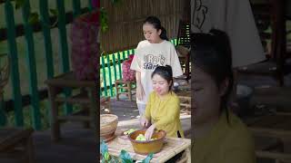 Baby Dzang went to her husband Tu's house to play. Making special Thai chicken feet sauce.