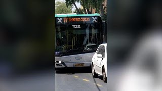 קו 77 מגיע, אבל הלוח האלקטרוני מראה שיגיע מאוחר יותר