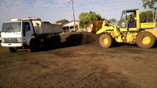 Carregadeira Komatsu WA 180 carregando caçamba