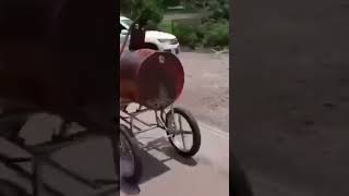 This is a home made steam engine bike, very cool 😎