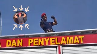 Aksi Abang Bomba Tayang Biceps Di Dataran Merdeka