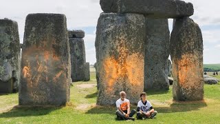 UNESCO-Weltkulturerbe Stonehenge mit Farbe besprüht