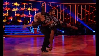 DWTS 28.11.2021: H Μπέσσυ Αργυράκη φίλησε τον Jason Roditis