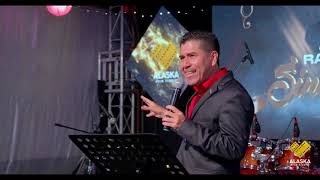 Pastor Gustavo Ramirez le da una palabra a Ana Gonzales en su lanzamiento de videoclip