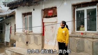 甘肃天水突降大暴雨，老爸老妈去地里联系不上，黄土妹子快急哭了