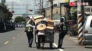 最暖心背影！2警幫老婆婆推回收車 上千網友讚翻(警方提供)