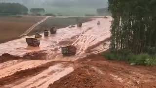 下雨天工地开车注意安全，大车漂移