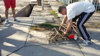 Soltando el llamador en la calle