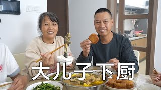 川哥80元买了只鸡，大儿子下厨，男的还是要会煮饭好