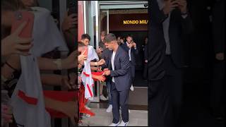 FOLLA di tifosi del MILAN per PULISIC dopo la firma 🔴⚫️ | #Shorts