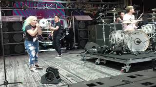 Fans Performing at Blink-182 Soundcheck - Saratoga Springs NY 7.01.19