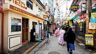 경복궁 돌담길옆  적선골, 세종마을 음식 문화 거리 .한복 입은 관광객들로 북적 거려...