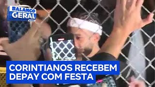 Memphis Depay é recebido com festa por corintianos no aeroporto de Guarulhos