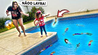 MINHA IRMÃZINHA JOGOU MINHA COLEÇÃO DE BARBIES NA PISCINA!