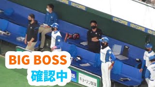 リプレイ検証中 オーロラビジョン確認中の新庄BIGBOSS （日本ハムファイターズVS.オリックスバファローズ2022/4/26)