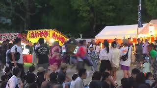 広島市西区草津南町第８公園（通称丸公園と呼ばれる場所）本年度の秋祭りが行われる。足の踏み場もないほどの人、人、人遠くから来られる方も多い。私の隣の方は、島根県浜田市から。子供に大人気の「水笛」。