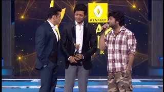 Arijit Singh Receiving award from Salman khan for tum hi ho