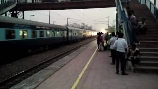 12394 Sampoorna kranti exp crossing late running 12419 Gomti exp