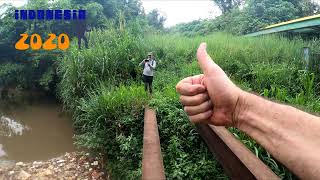 Fun | Crossing Kali Pesanggrahan On A Very Old \u0026 Sketchy I-Beam Structured Bridge | Depok, INDONESIA