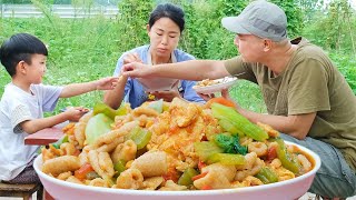 【农家的小勇】小勇做山西特色面食“猫耳朵”，看着太有食欲了，拿勺子吃才得劲