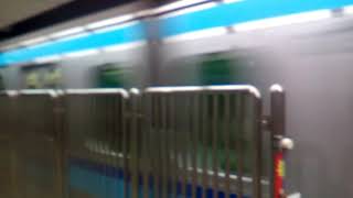 E231系800番台K2編成西船橋行き大手町駅到着