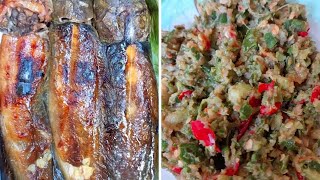 Steaming catfish in banana leaf, Traditional roasting fish​ អាំងត្រីអណ្តែងអប់ស្លឹកចេក