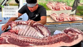 Today's market is very lively, and I also met an aunt who is very good at buying pork!