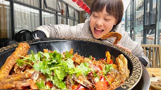 Qiumei and her brother had a dry pot, and the duck wings were tender and delicious.