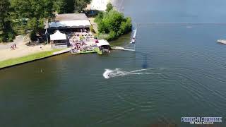 Dronebeelden (4K) boven Waterski Twente op recreatieplas Het Rutbeek in Enschede.