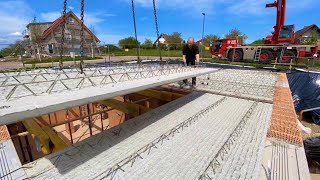 Haus bauen Teil 5: Deckenschalung stellen, Filigranplatten verlegen, Haftputz für Abdichtung.