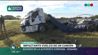 Impactante vuelco de un camión en la autopista Córdoba-Rosario