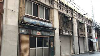 雨の日の神田須田町・高架下の建物(2019秋)