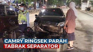 Kecelakaan Toyota Camry Ringsek Parah Tabrak Separator