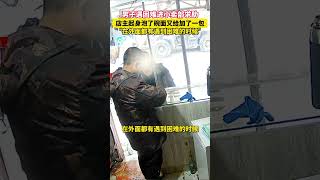 男子遇困难进小卖部求助， 店主起身泡了碗面又给加了一包，店主：在外面都有遇到困难的时候 #生活