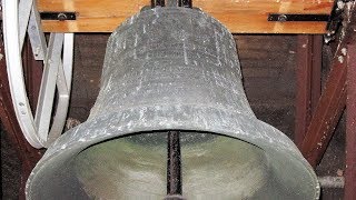 Bad Dürkheim an der Weinstraße (Rheinland Pfalz) Handläuten im Turm der Burgkirche