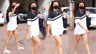 Salman Khan's Hottest Actress Daisy Shah Shocked To See The Paparazzi  Photographer